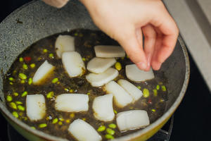 橄榄菜毛豆炒年糕的做法 步骤4