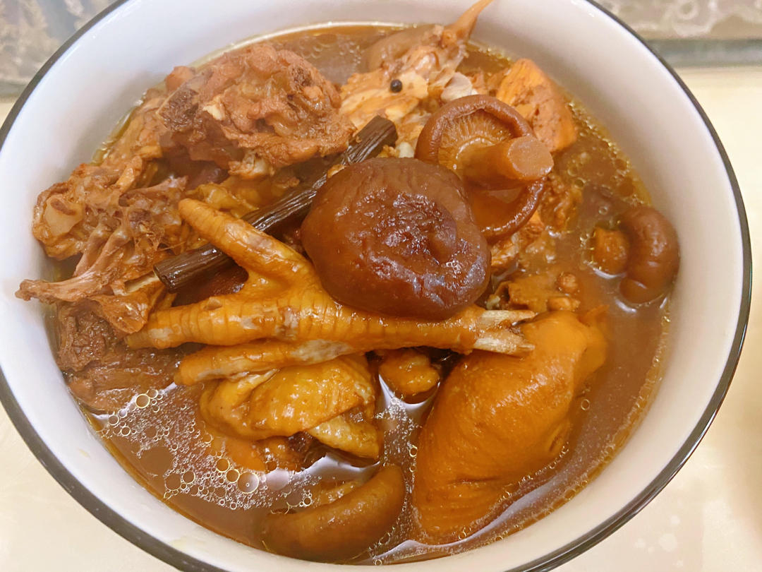 香菇炖鸡肉