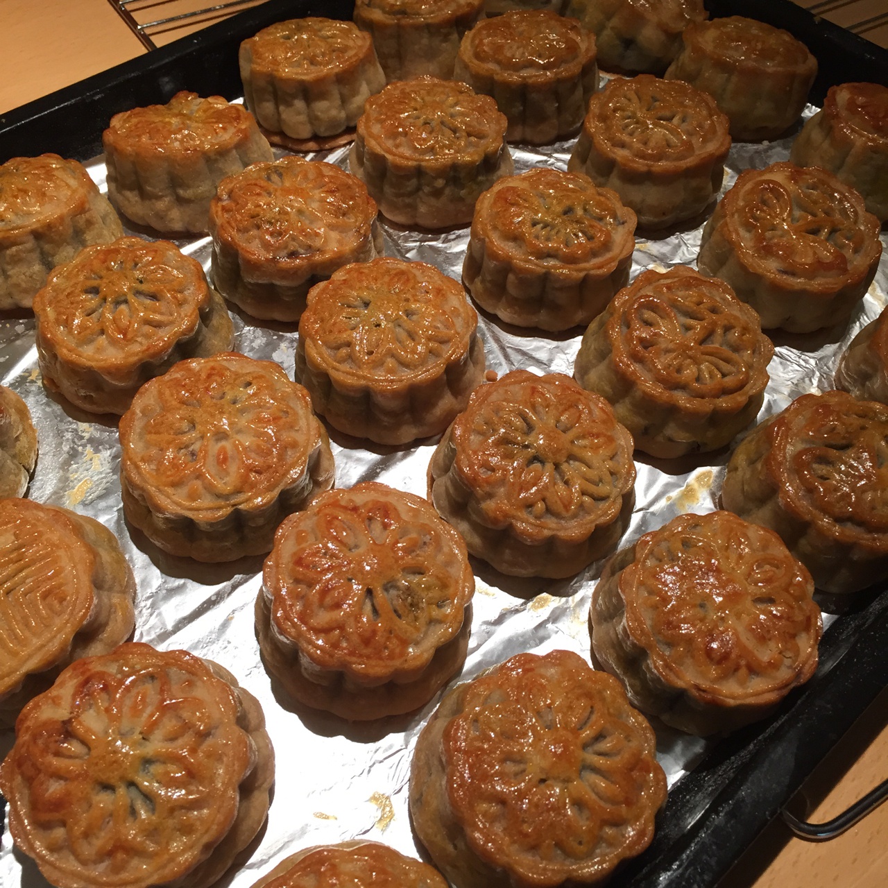 广式月饼.莲蓉蛋黄月饼--广式饼皮制作方法详解及咸蛋黄的处理