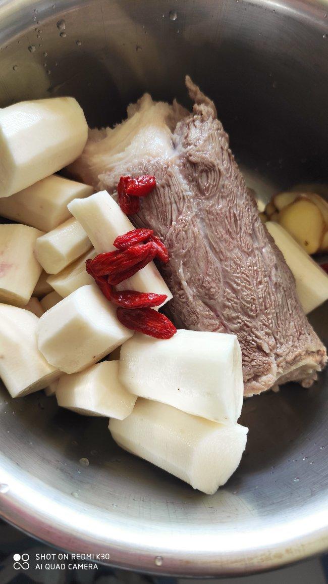 就像有句话所说：成年人的世界里，从来就没有“容易”二字。很多时候，你只能单枪匹马，直面生活的兵荒马乱。