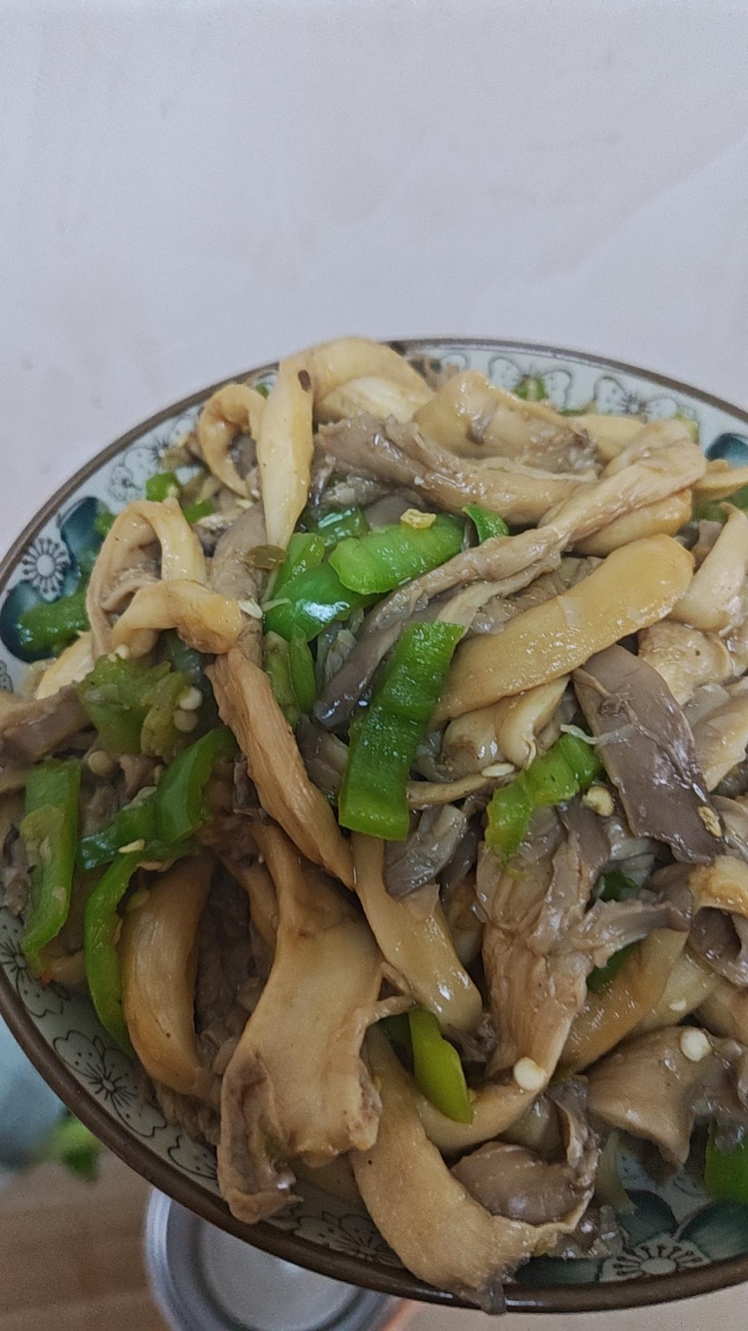 平菇青椒炒鸡蛋 好吃又营养的超快手家常菜