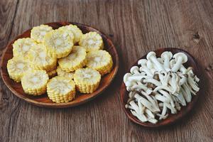 香菜菌菇煎玉米【松下分体式饭煲】的做法 步骤3