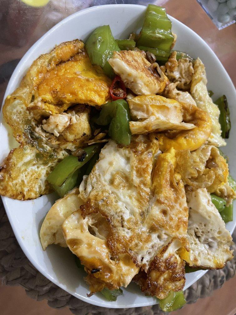 厨师长教你：“青椒炒荷包蛋”的家常做法，味道很赞先收藏起来