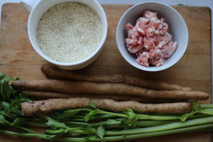 山药芹菜肉末粥——Staub珐琅铸铁锅的做法 步骤1
