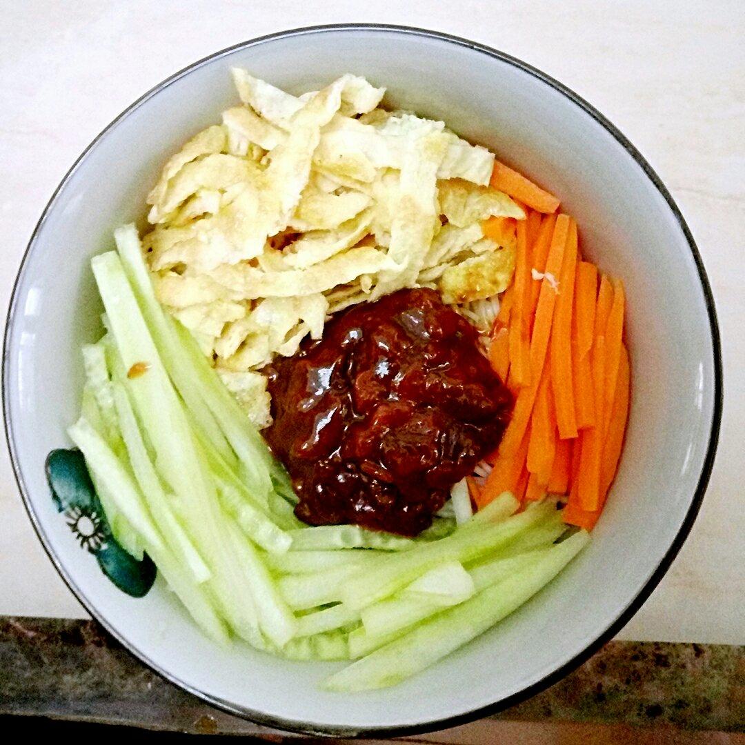 黄豆酱香凉拌面
