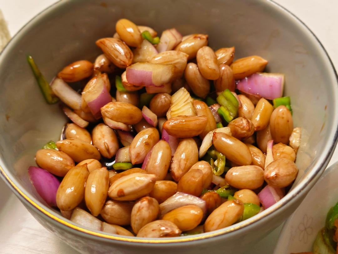 老醋花生想要好吃有诀窍，关键是调老醋汁比例，酸甜酥脆下酒开胃