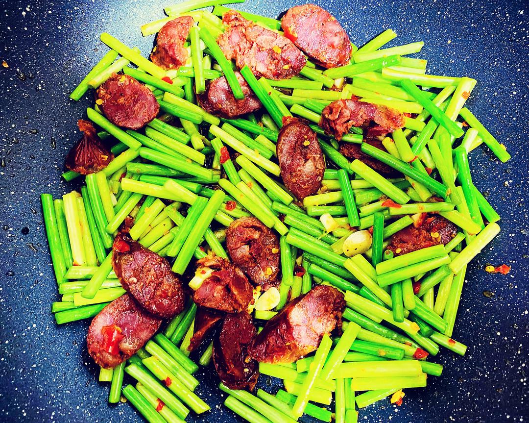 家常小炒～蒜苔炒腊肠的做法