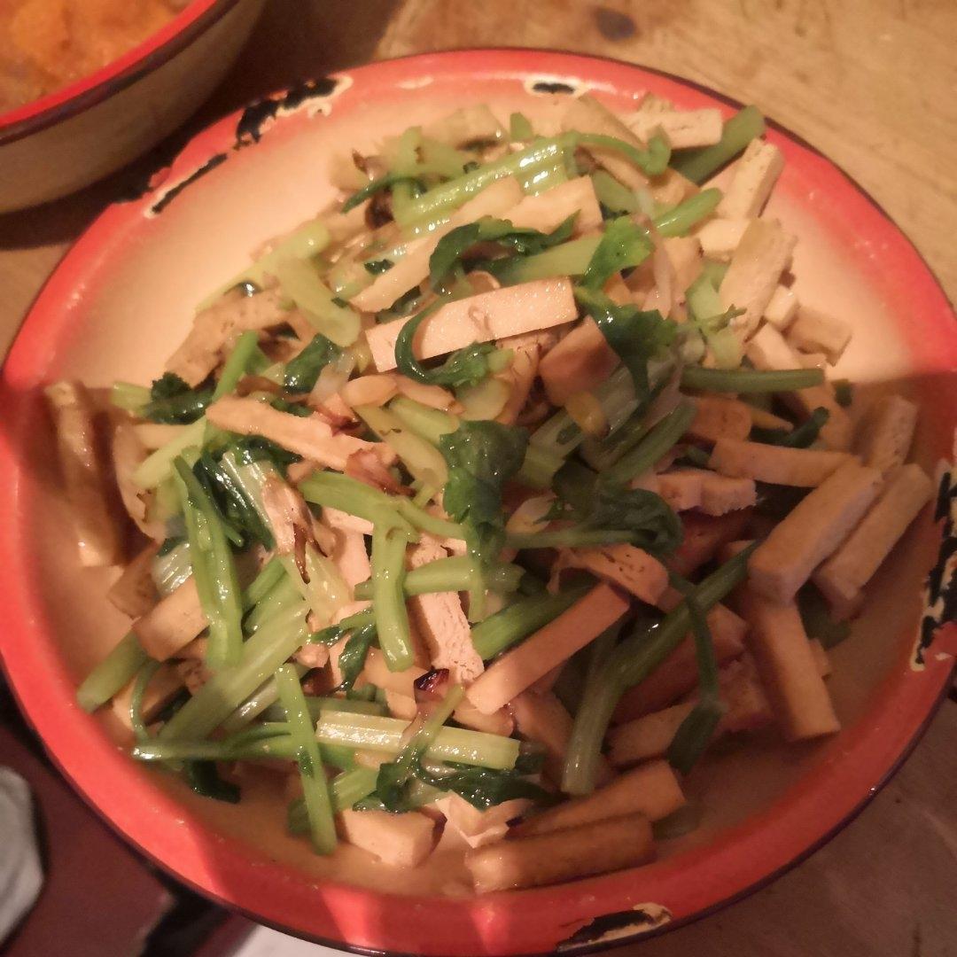 午餐晚餐简单快手下饭菜芹菜炒香干