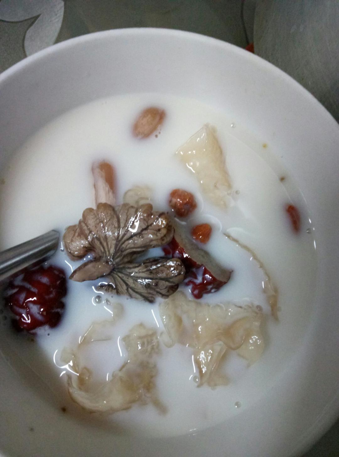 养颜润燥银耳牛奶炖品的做法