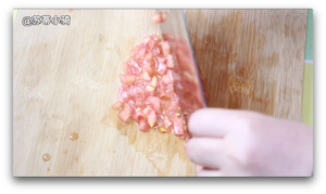 苏蒂宝宝餐：生菜番茄颗粒面+香蕉蛋黄饼的做法 步骤5
