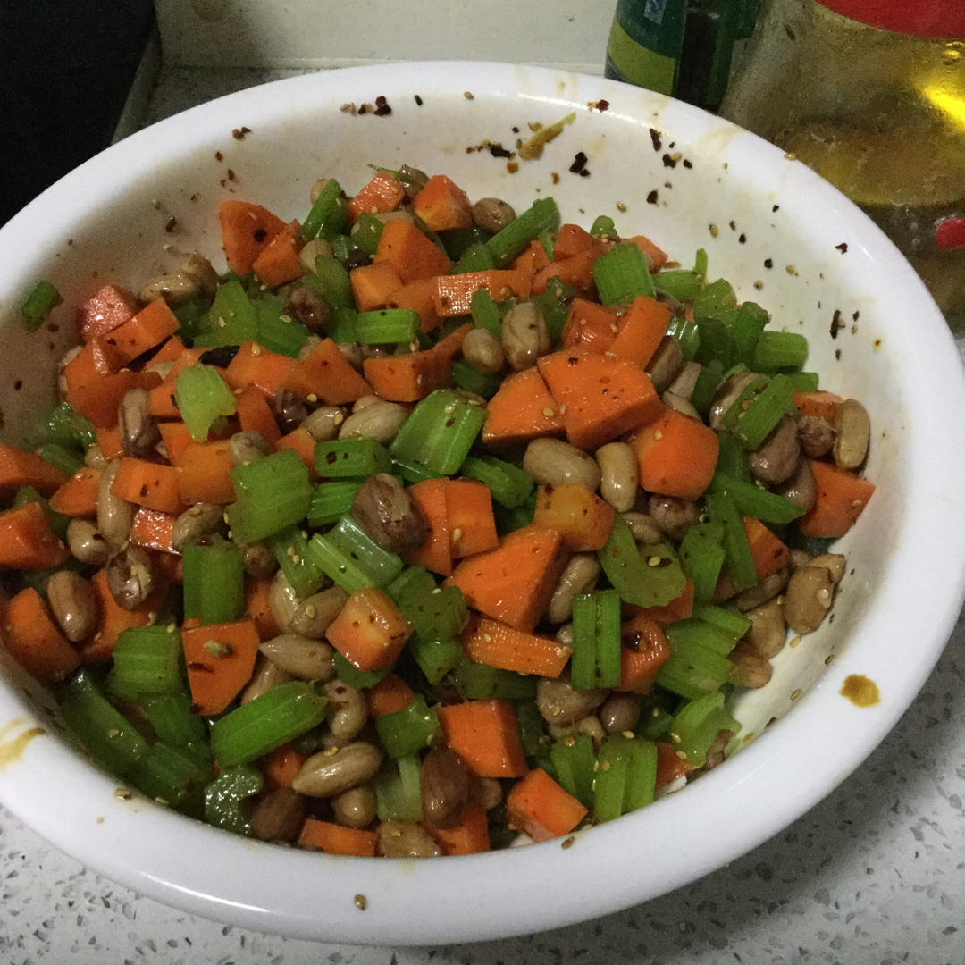 凉拌芹菜花生米胡萝卜