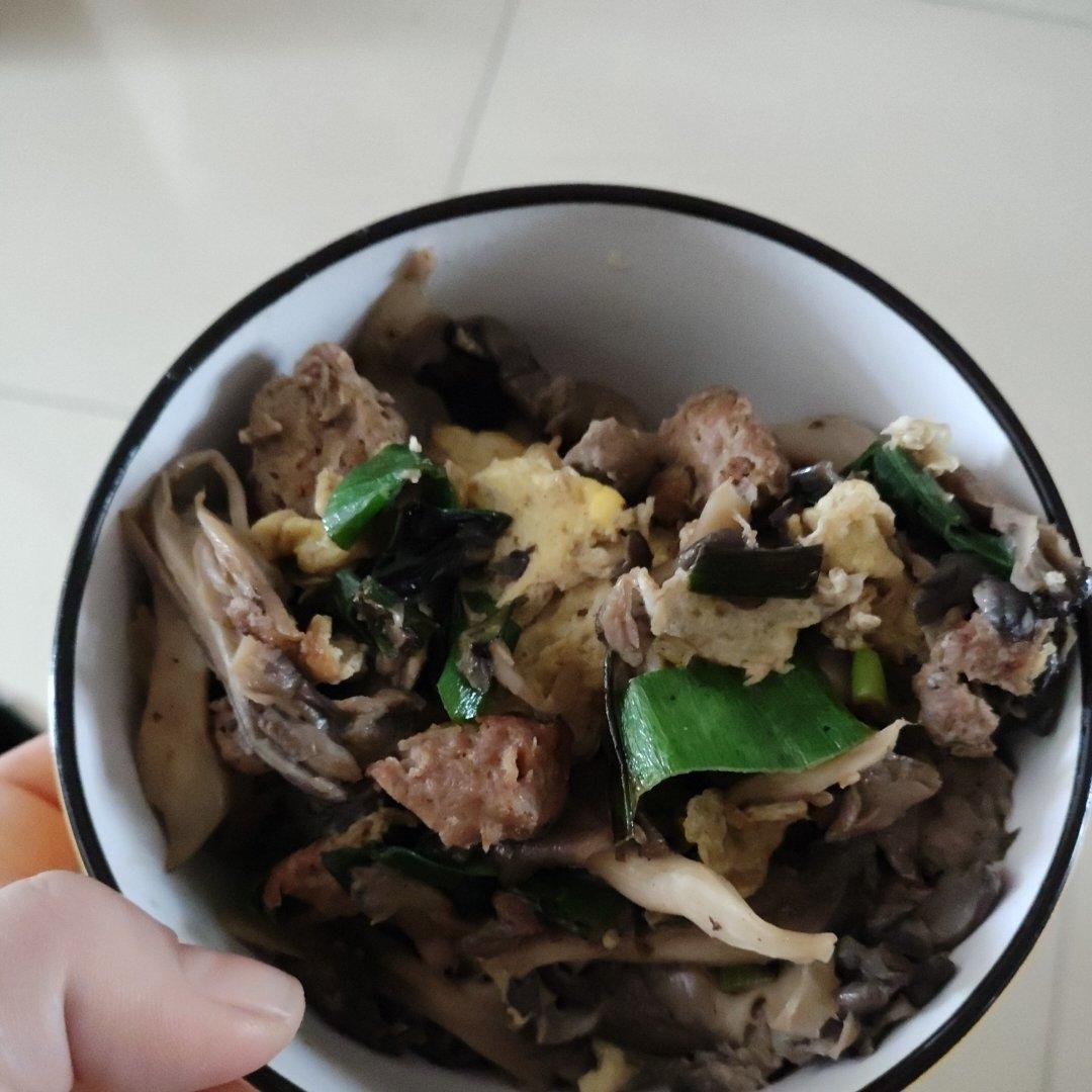 蘑菇炒鸡蛋	平菇这样炒，鲜美无比巨好吃