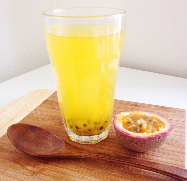 啊贤阿贤做的百香果的朴素吃法(百香果汁)