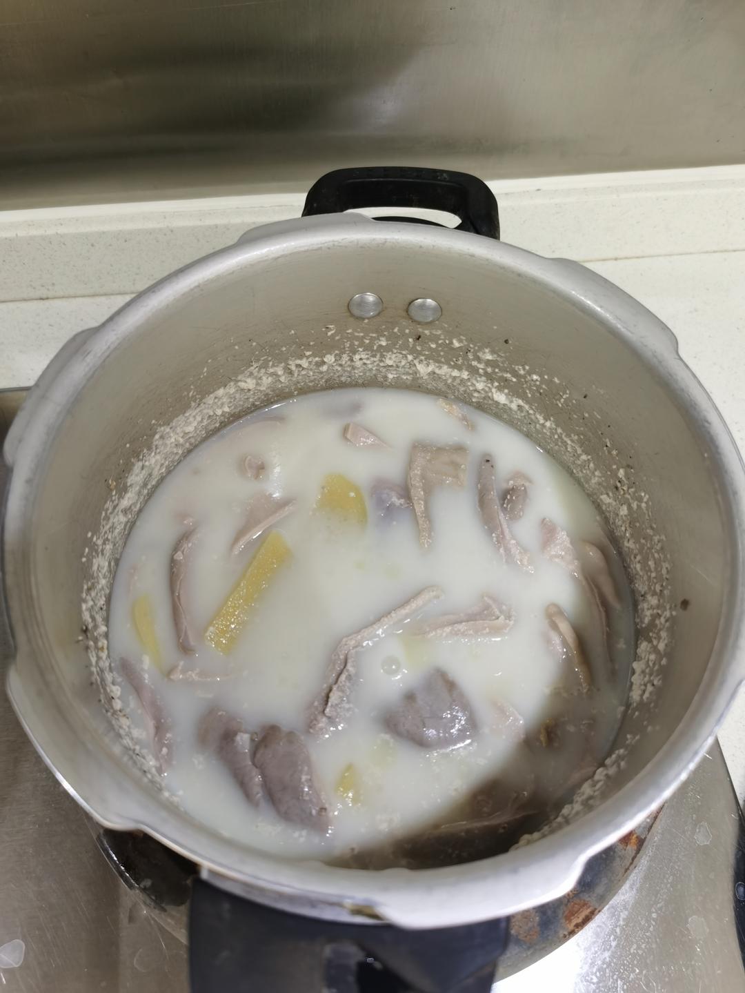 〈胡椒猪肚鸡汤〉，我超级喜欢的味道，欣小厨 😏
