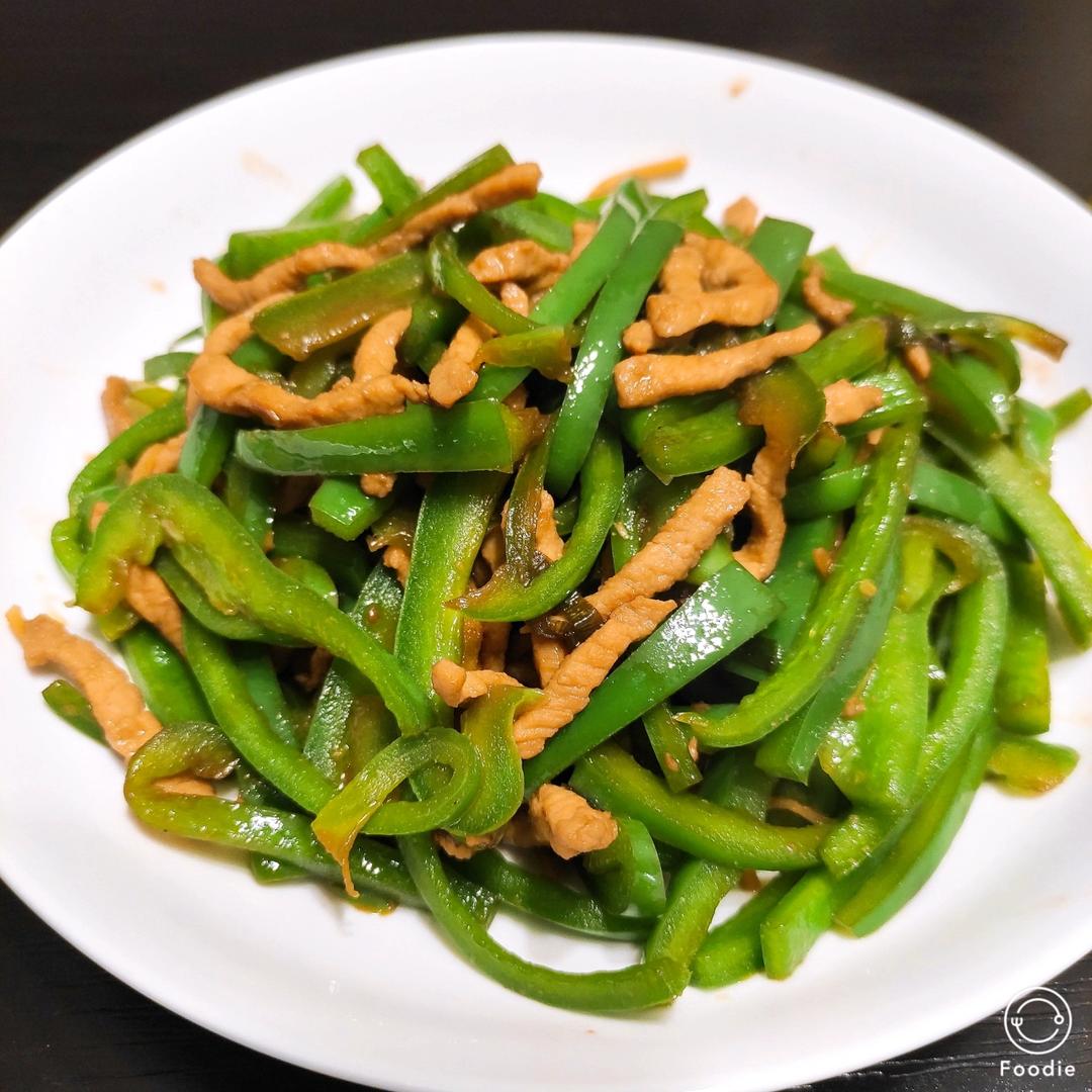 经典的家常菜，青椒炒肉丝，简单的食材也能做出如此美味