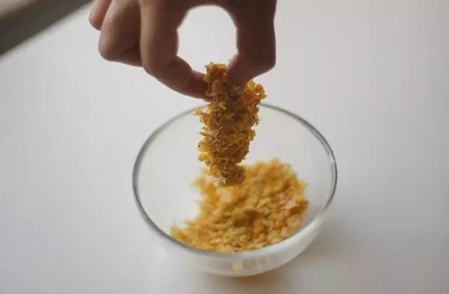 玉米片黄金鸡柳的做法 步骤5