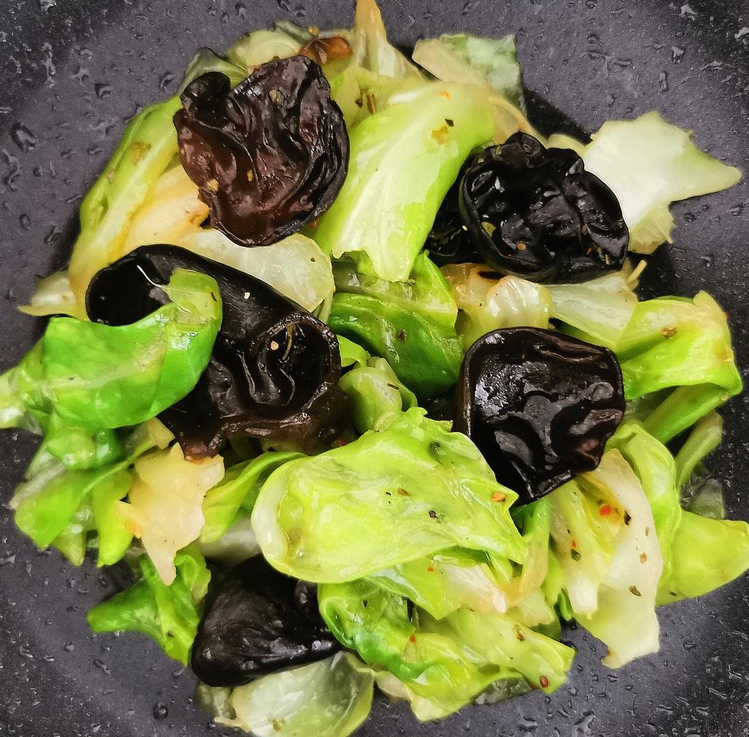 【低脂瘦身】快手包菜炒黑木耳的做法
