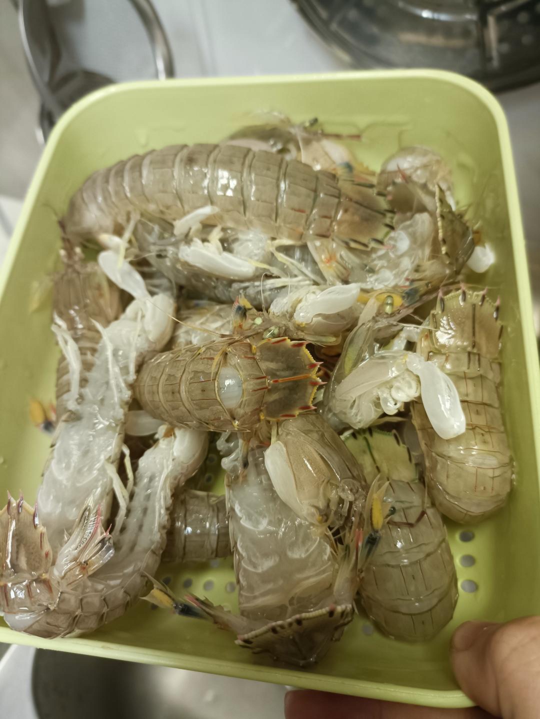 无油炸版的椒盐皮皮虾和巧拨虾壳的方法