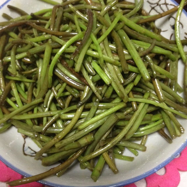 屋塔房小猫做的清炒芦蒿