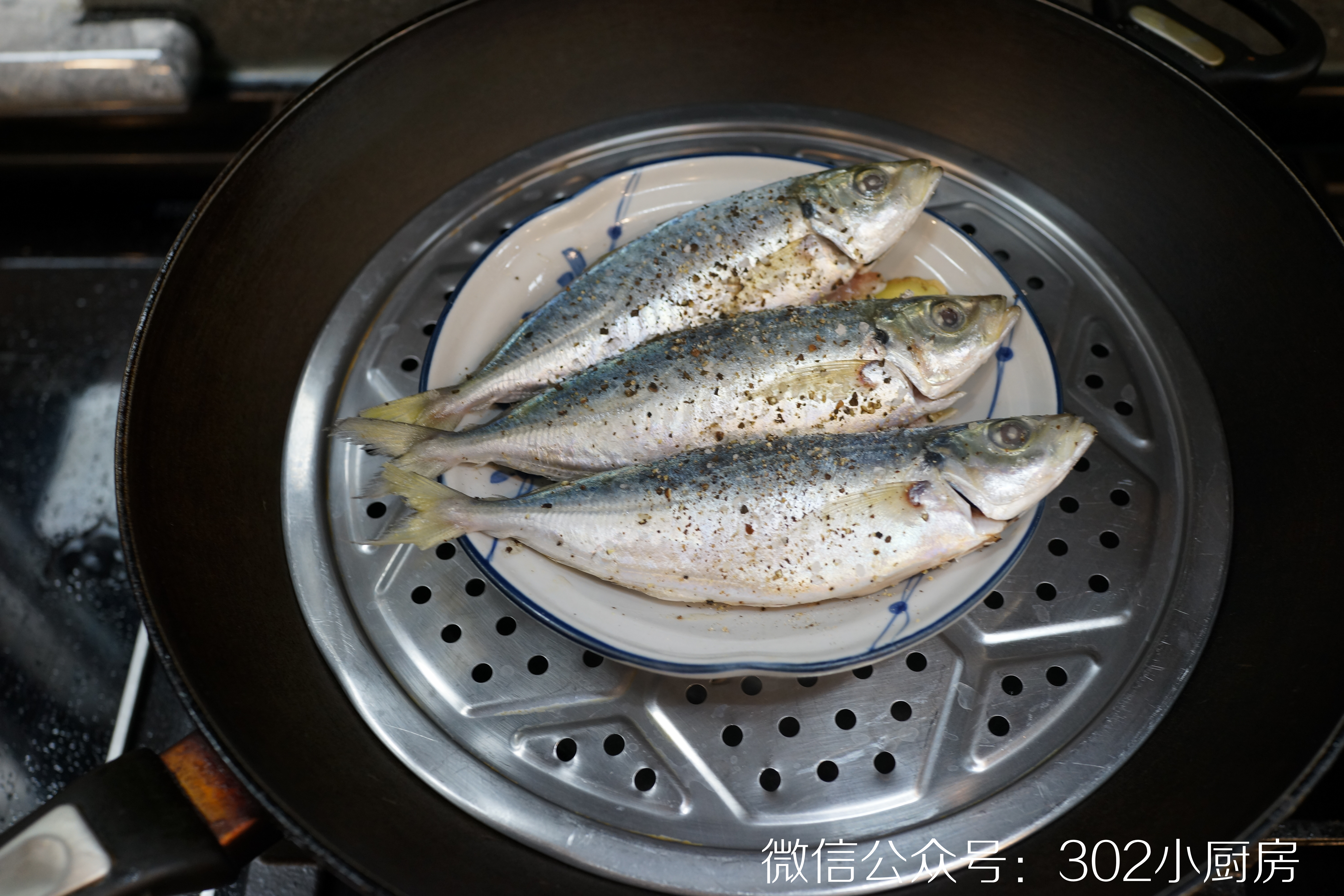 【0555】海盐黑椒蒸巴浪鱼 <302小厨房>的做法 步骤4