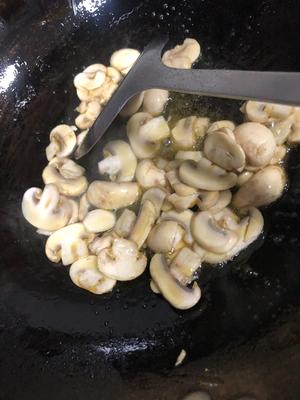 西兰花🥦炒蘑菇的做法 步骤3