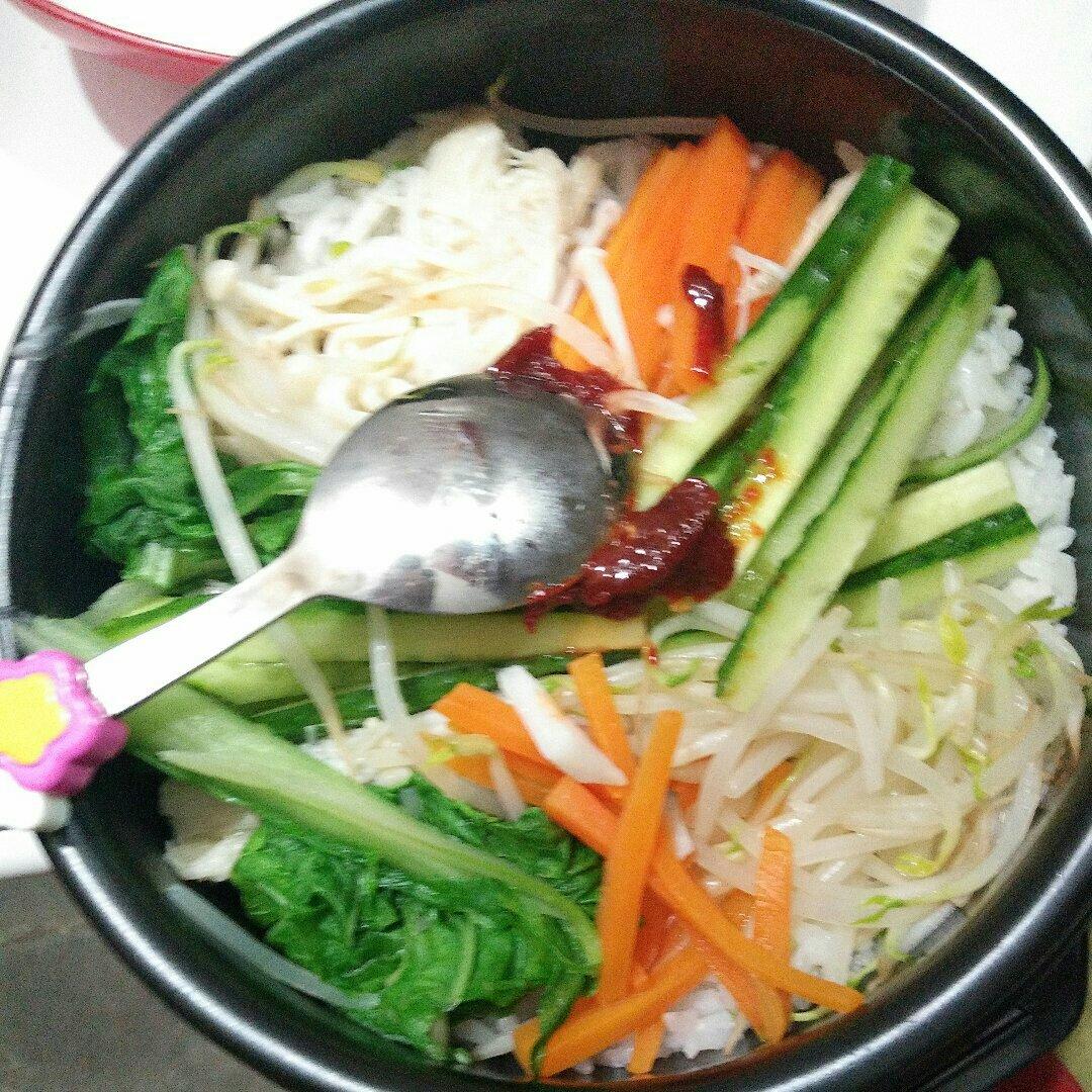 国民老公宋仲基说，他最爱吃石锅拌饭的女生。