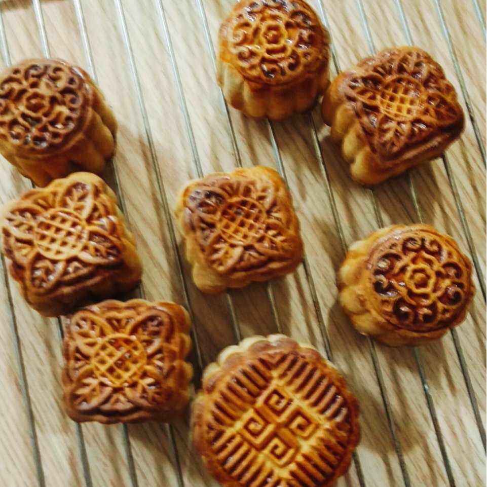 广式月饼—蛋黄芝麻月饼