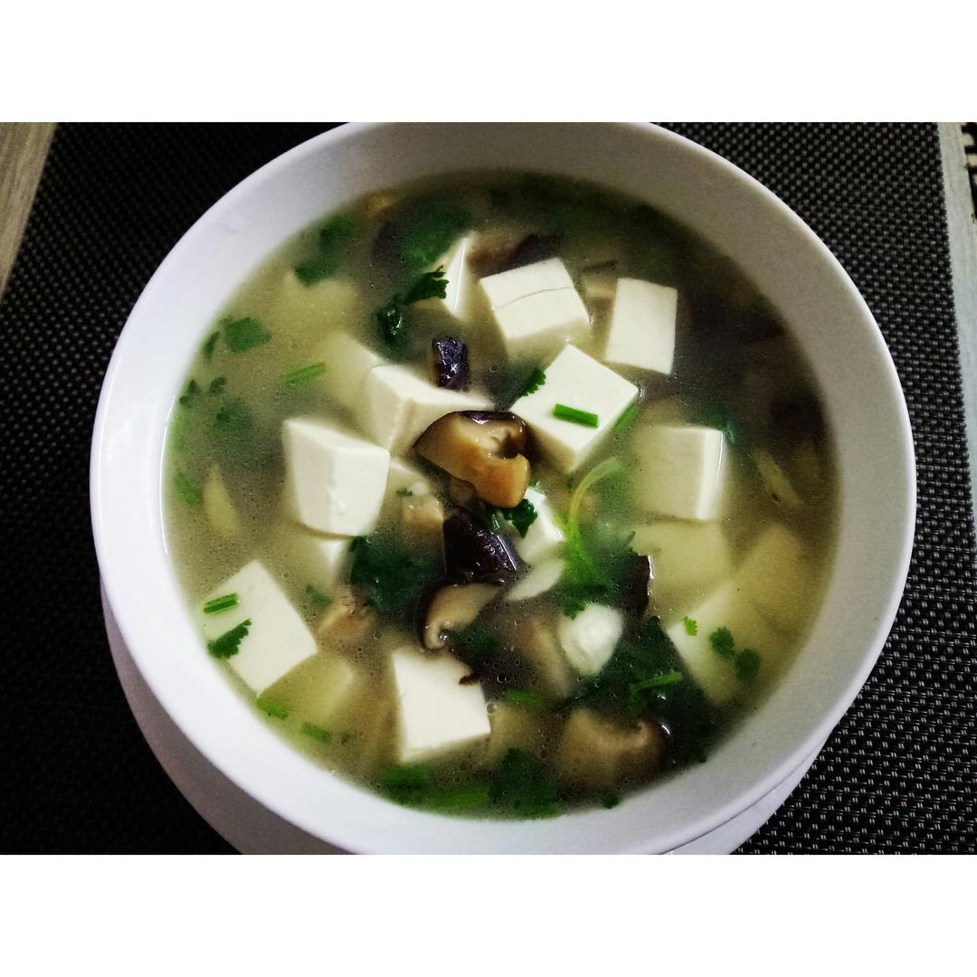 偶筱倩 做的香菇豆腐汤