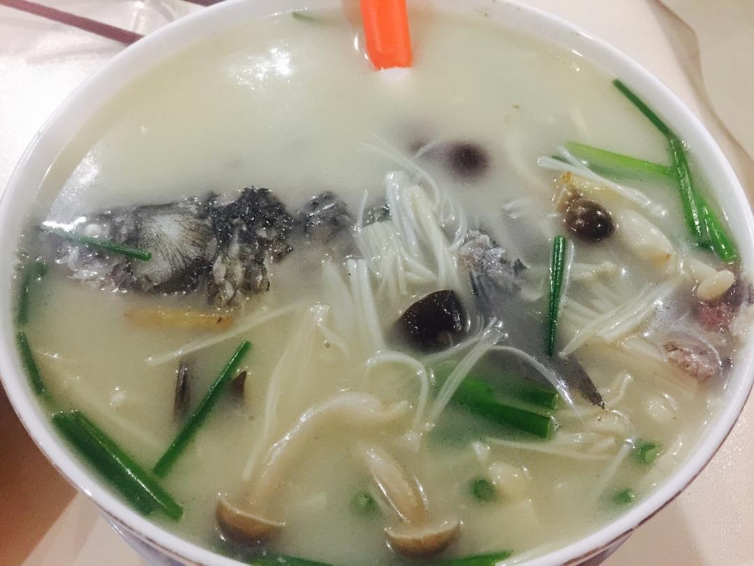 鲜菌奶白鲫鱼汤