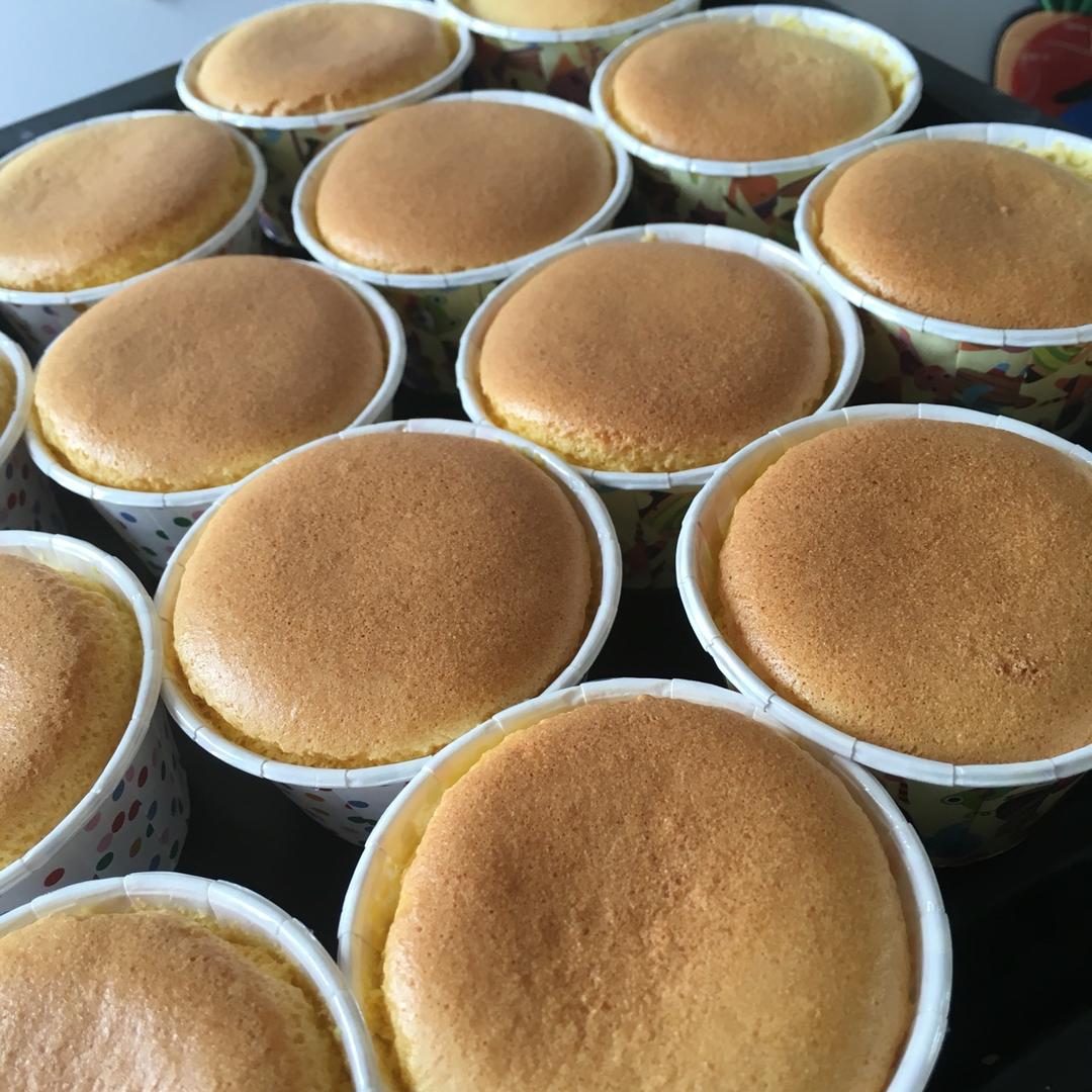 软绵绵戚风纸杯蛋糕