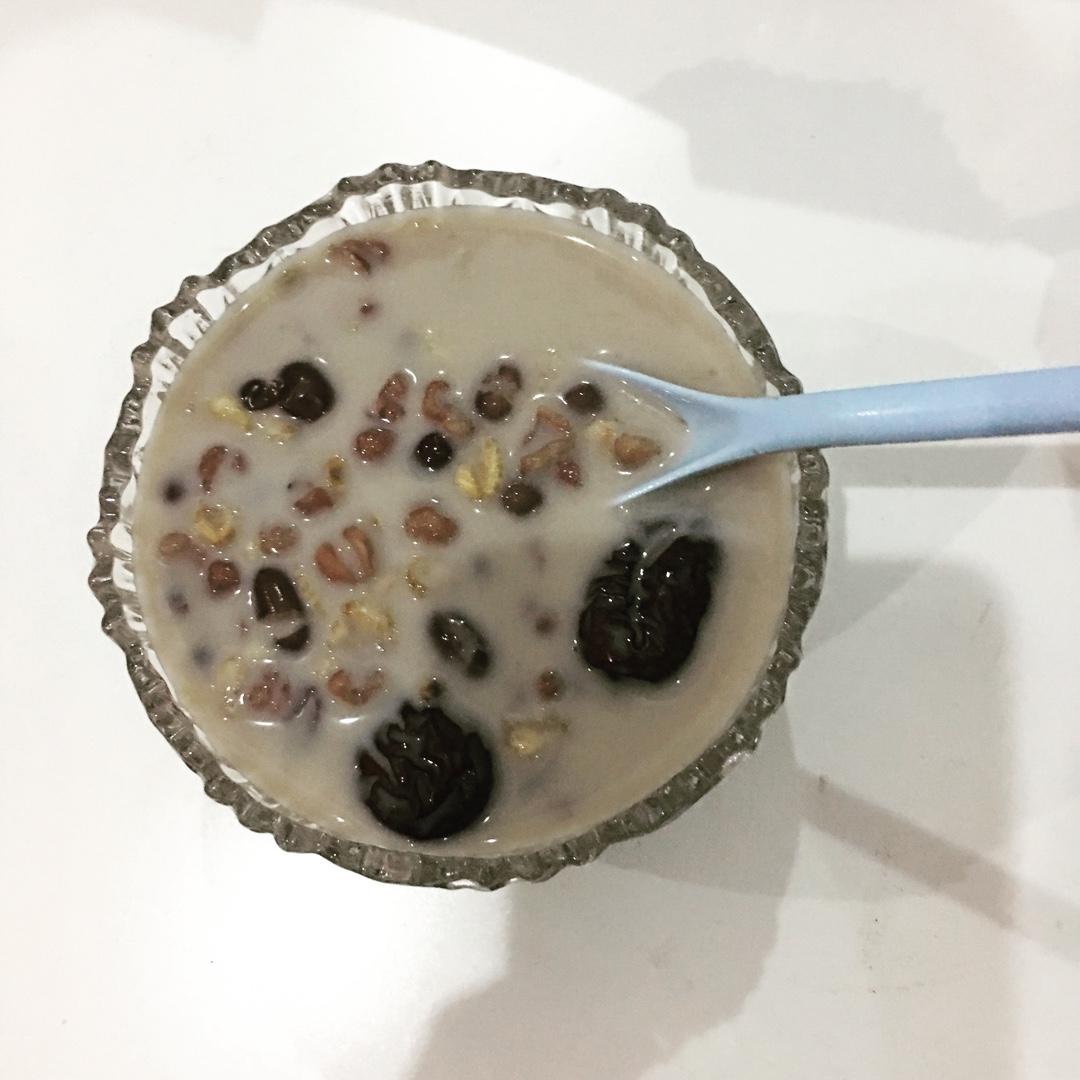 红枣红豆薏仁牛奶粥
