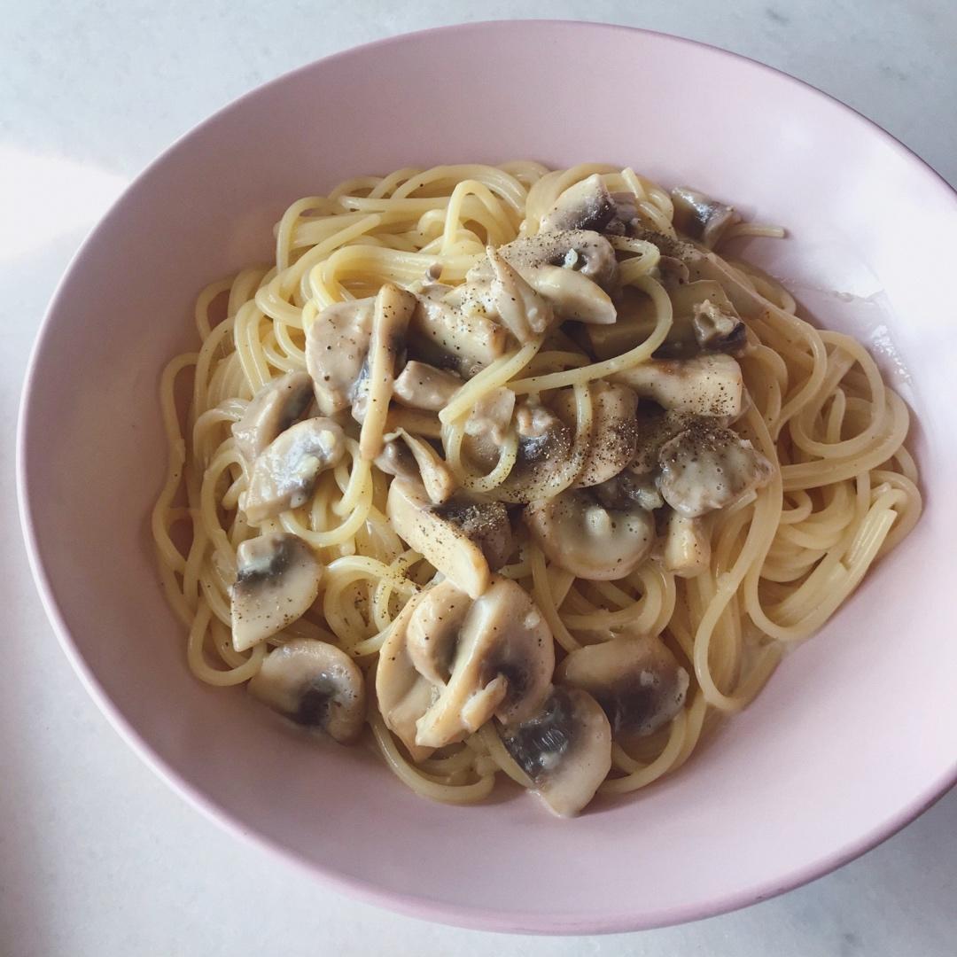白蘑菇奶油培根意面