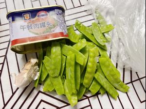 梅林午餐肉炒豌豆片的做法 步骤2