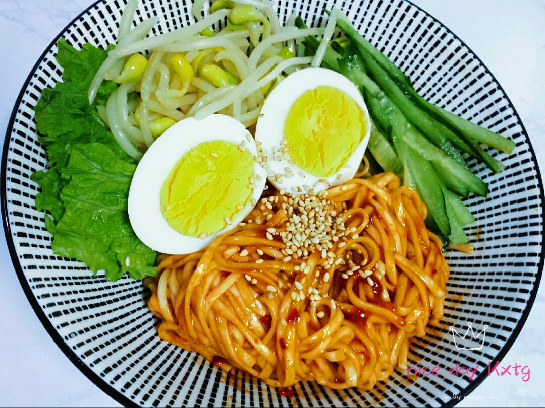 不知道吃什么的时候就来试试【韩式豆芽拌面】的做法