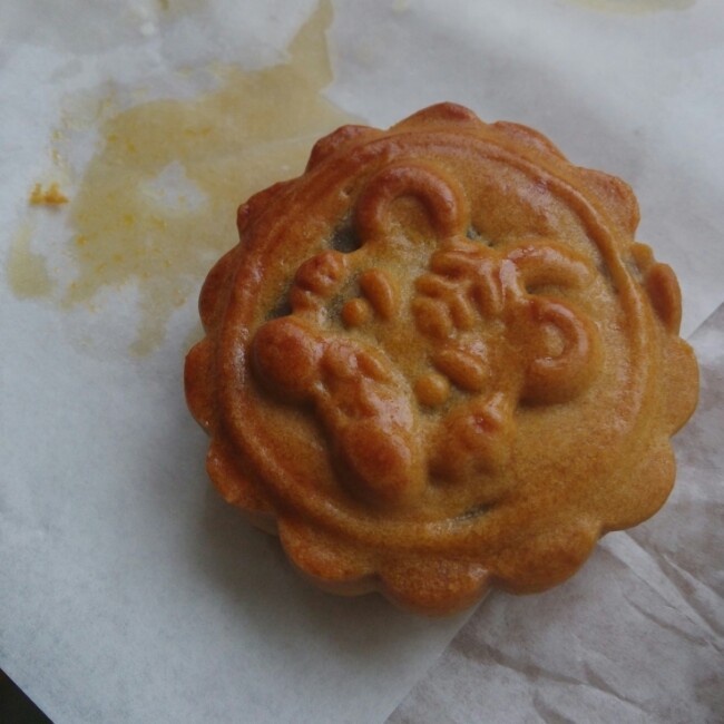 广式蛋黄莲蓉月饼