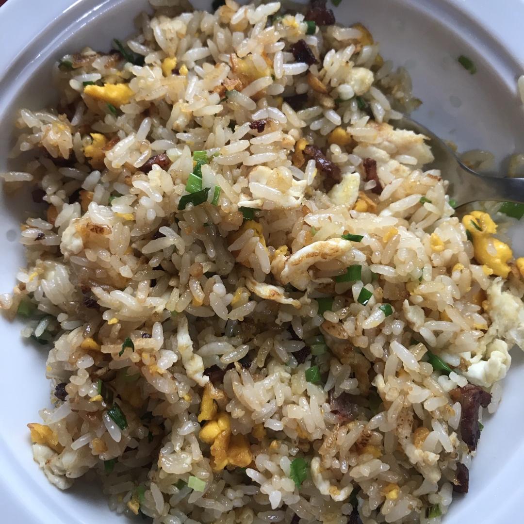 厨师长教你：“酱油炒饭”的家常做法，里面满满的小技巧，很受用