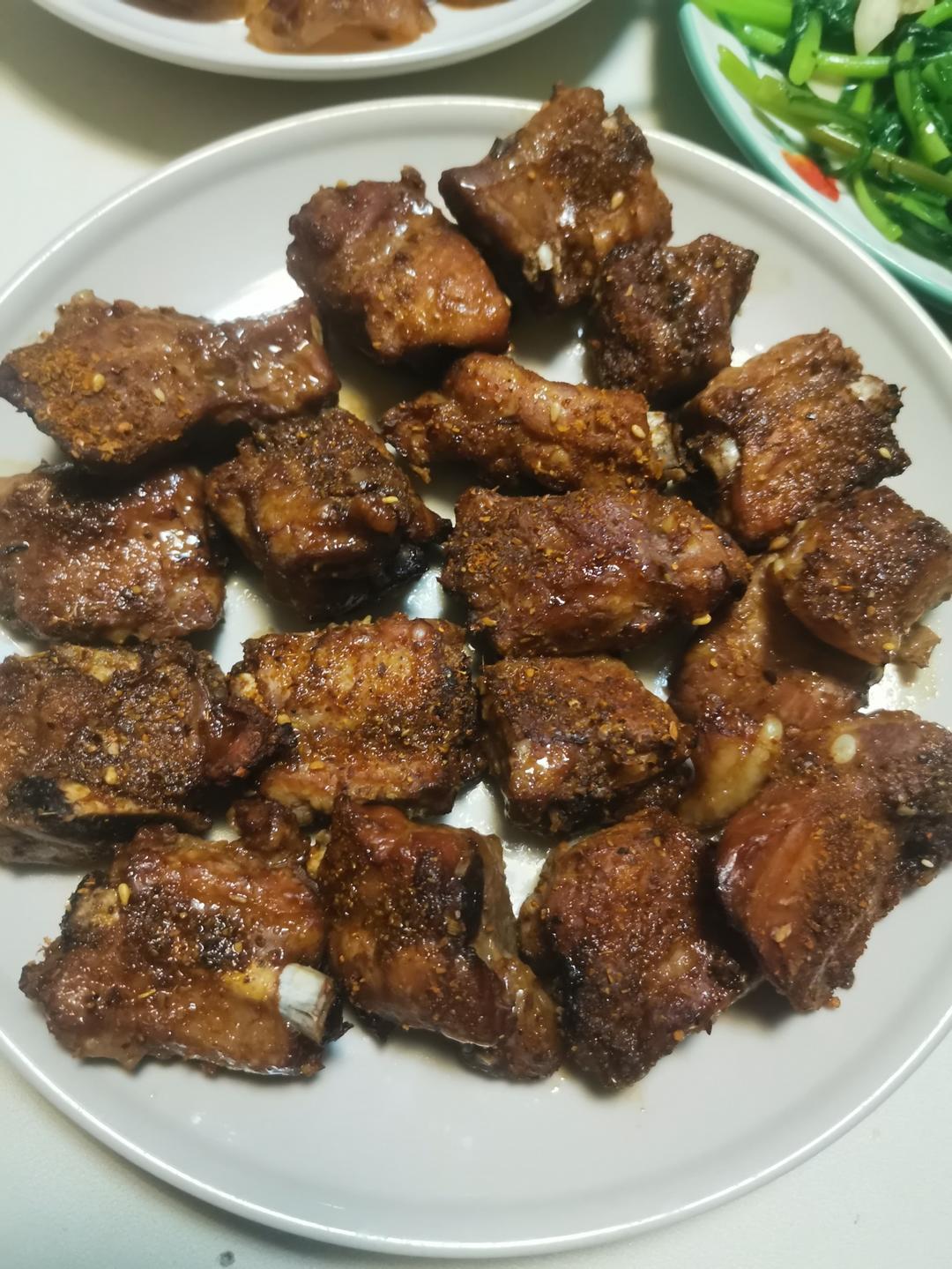 外焦里嫩！好吃到舔手指的蒜香烤排骨