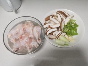 酱炖香菇小鸡腿的做法 步骤1