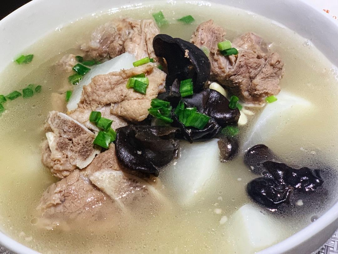 骨头萝卜汤