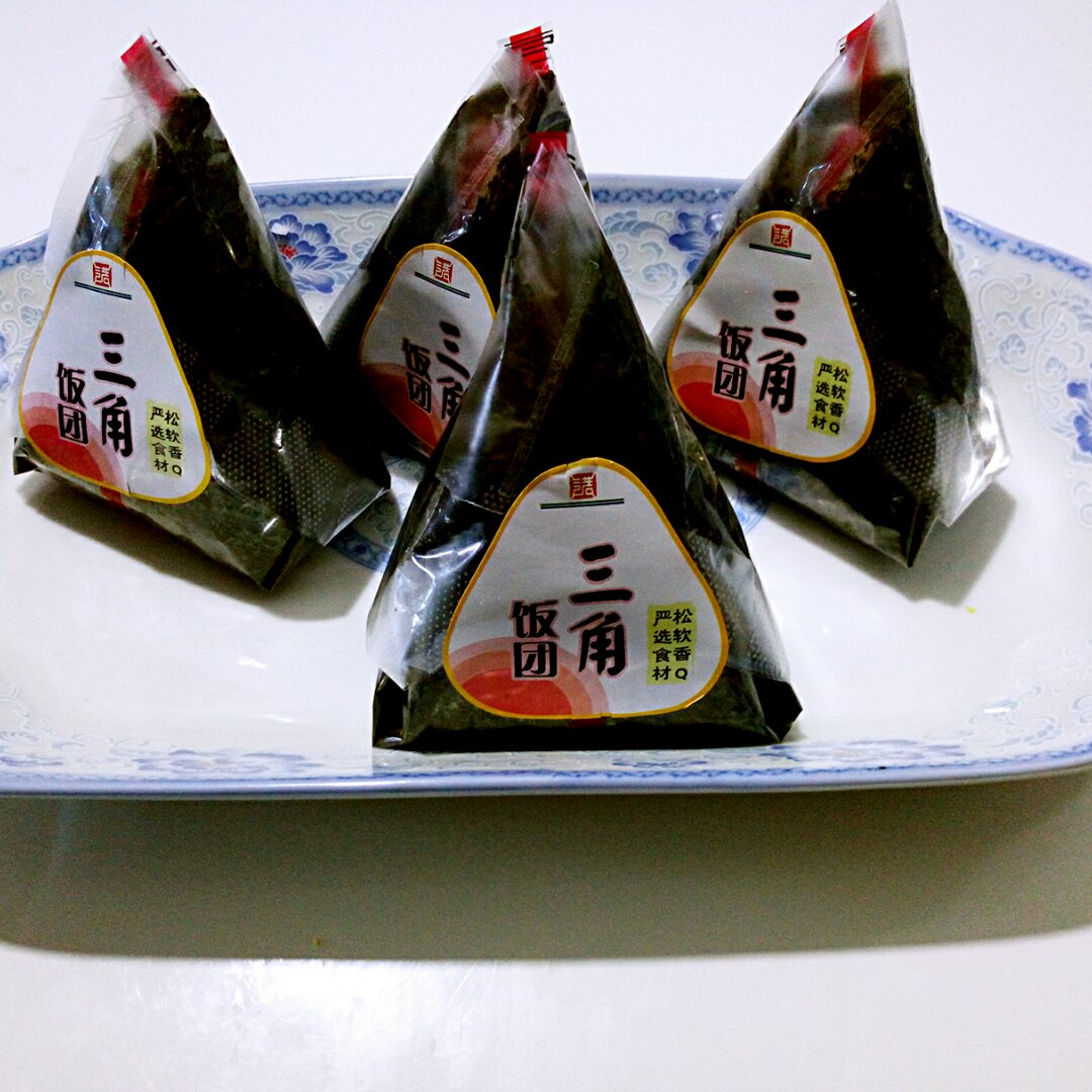 燕子肥肥做的紫菜三角饭团