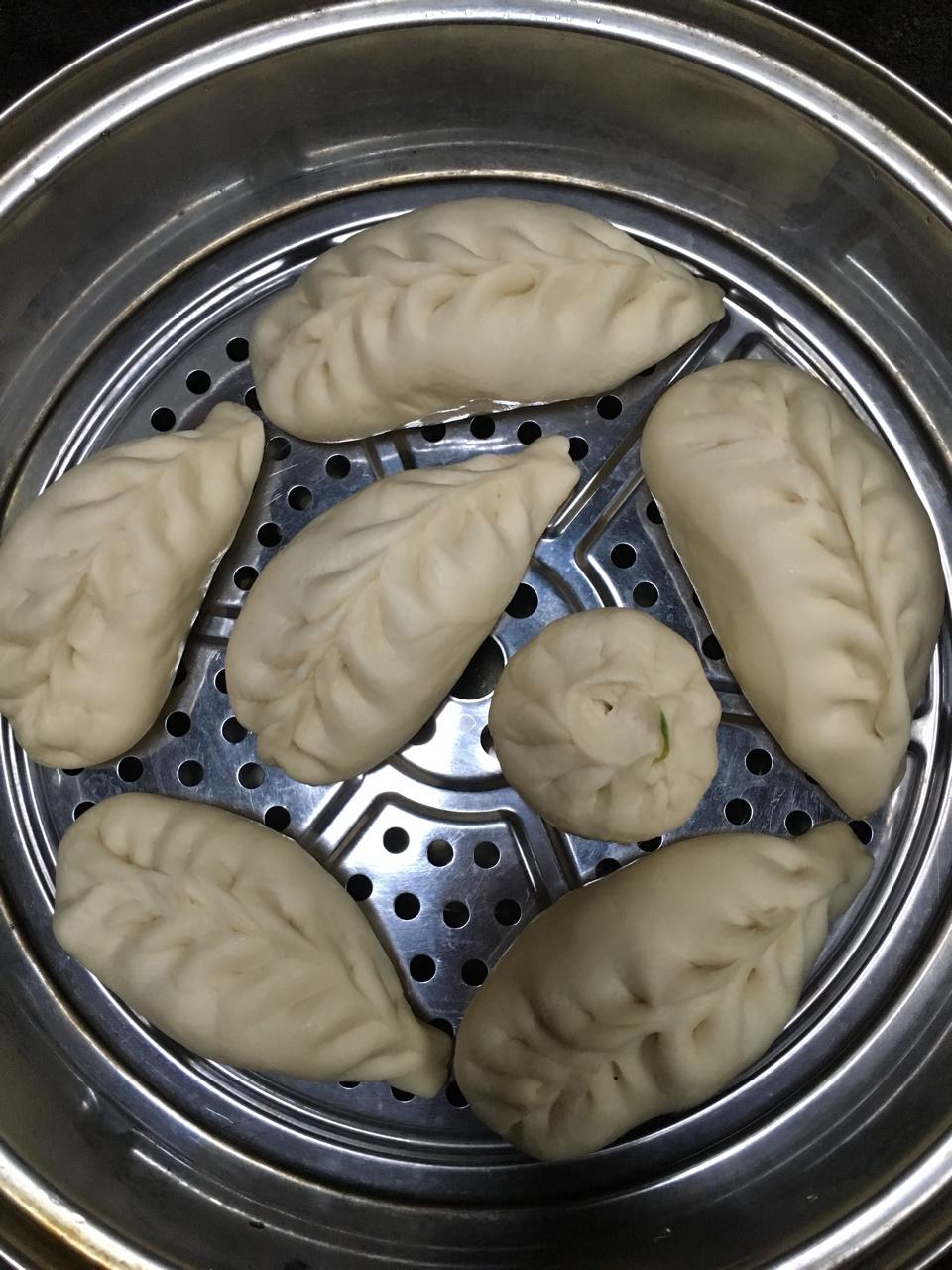 弯柳叶包子包法