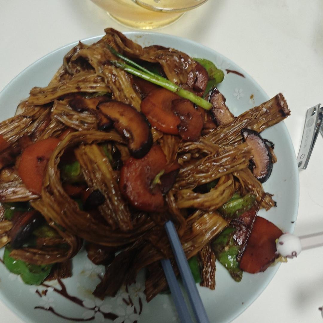 简单又好吃，米饭杀手！香菇胡萝卜炒腐竹