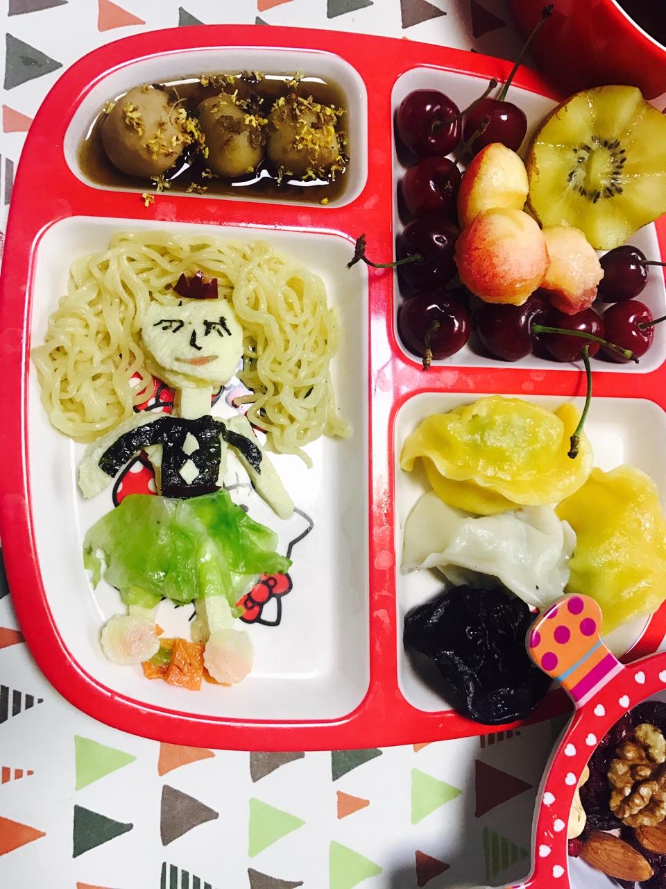 卷发女孩儿童餐