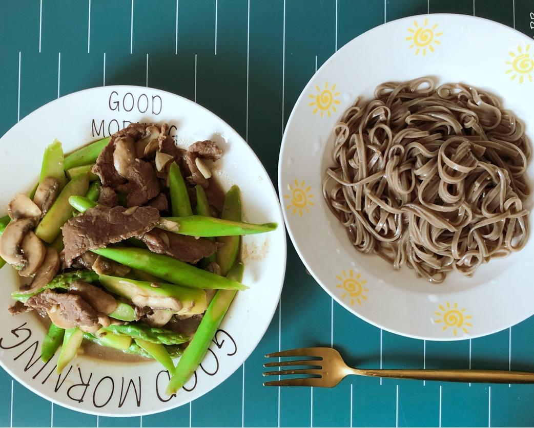 杂菇凉拌鸡胸肉丝减肥瘦身餐