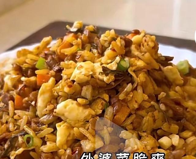 外婆菜炒米饭小吊梨汤 五花肉沫炒辣椒 外婆菜炒鸡蛋 梅干菜炒饭的做法