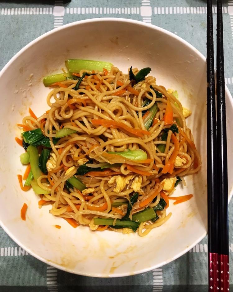 可能是 打你一耳光也舍不得放下碗的面1（青菜香菇炒面）