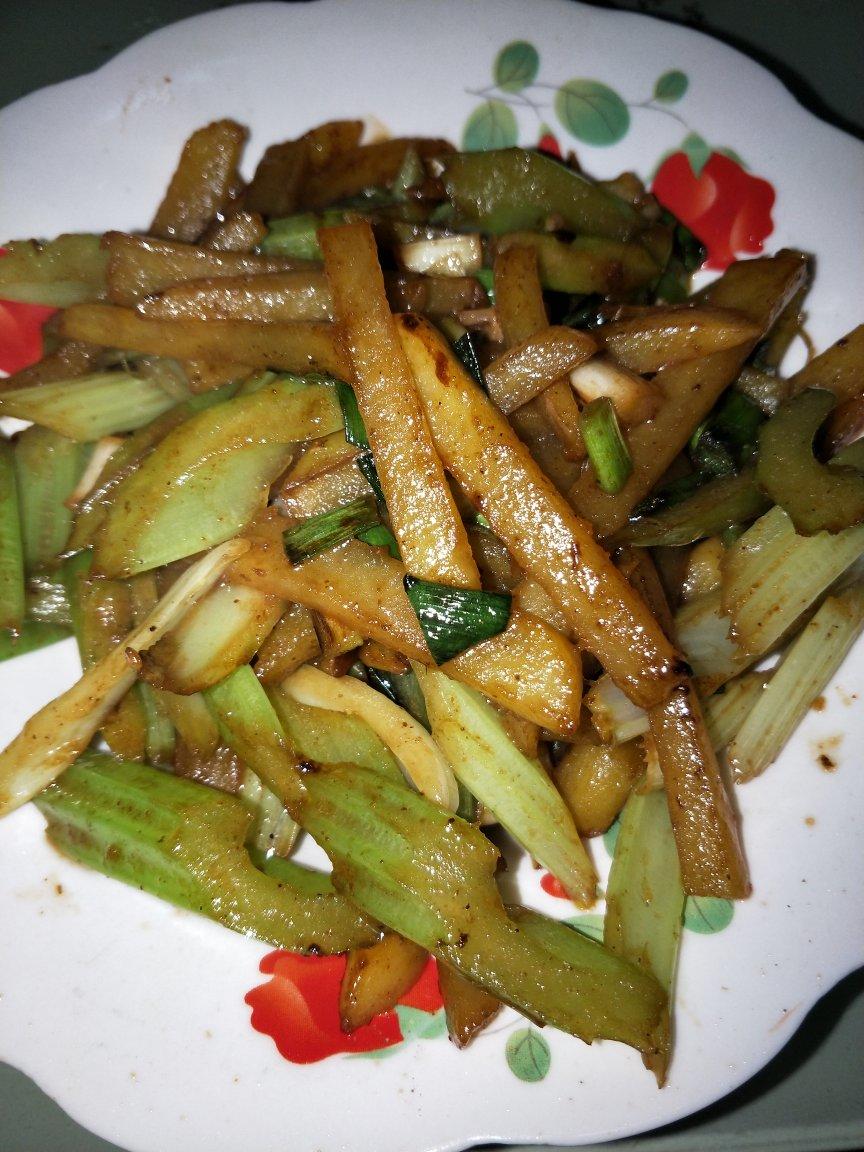 土豆炒芹菜