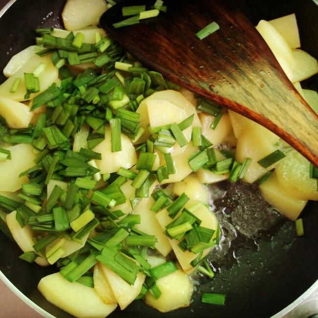 韭菜炒土豆的做法 步骤5