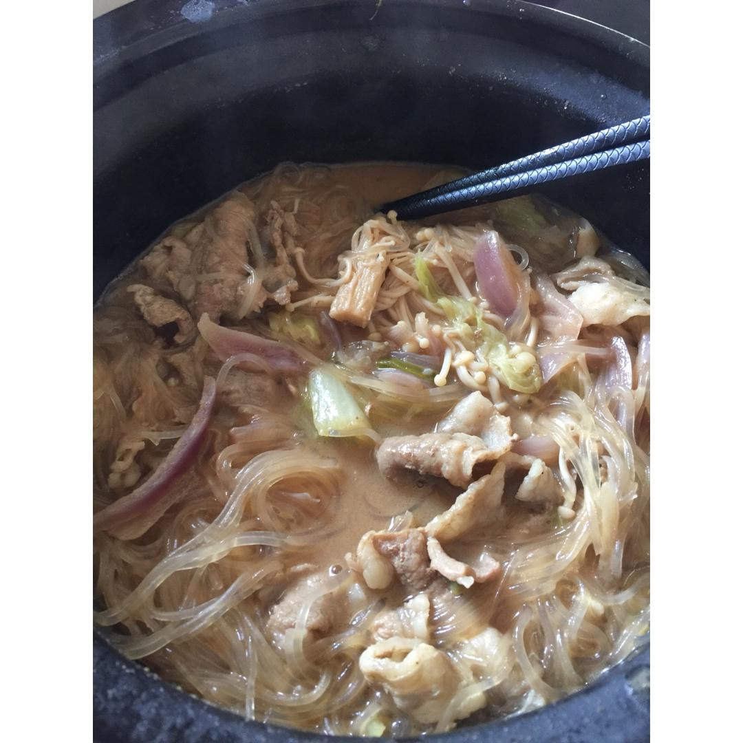 沙茶金针菇粉丝肥牛煲