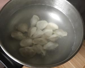 酸酸辣辣的水饺的做法 步骤4